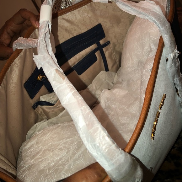 NEW Authentic Michael Kors Handbag❤️🙌🏼 - Picture 4 of 5